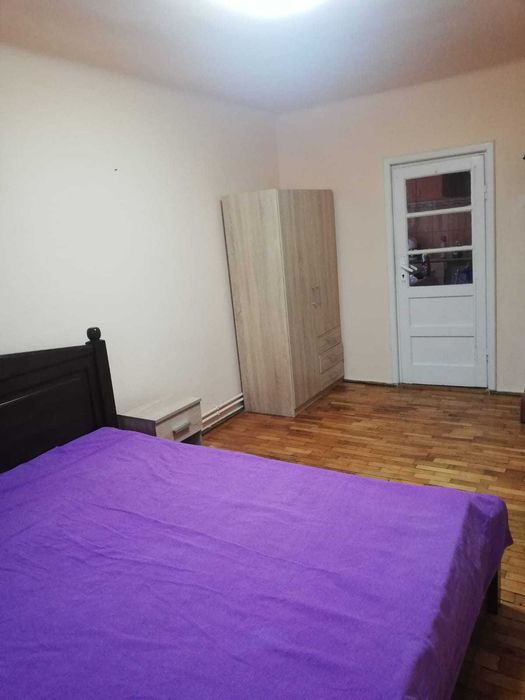 Dau in chirie  apartament cu 2 camere in apropiere de Spitalul Judetean