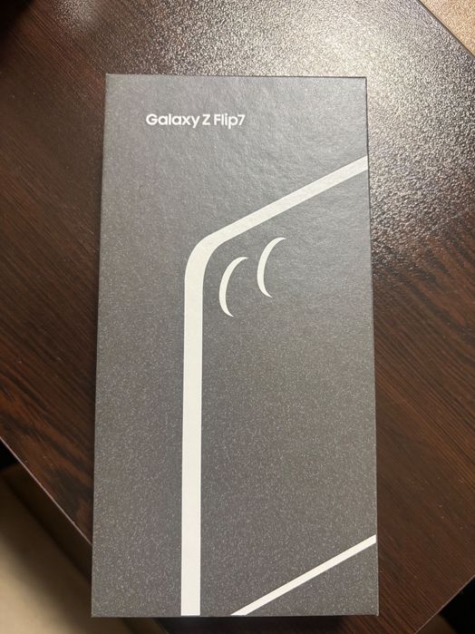 Samsung Galaxy Z Flip7 256GB като нов