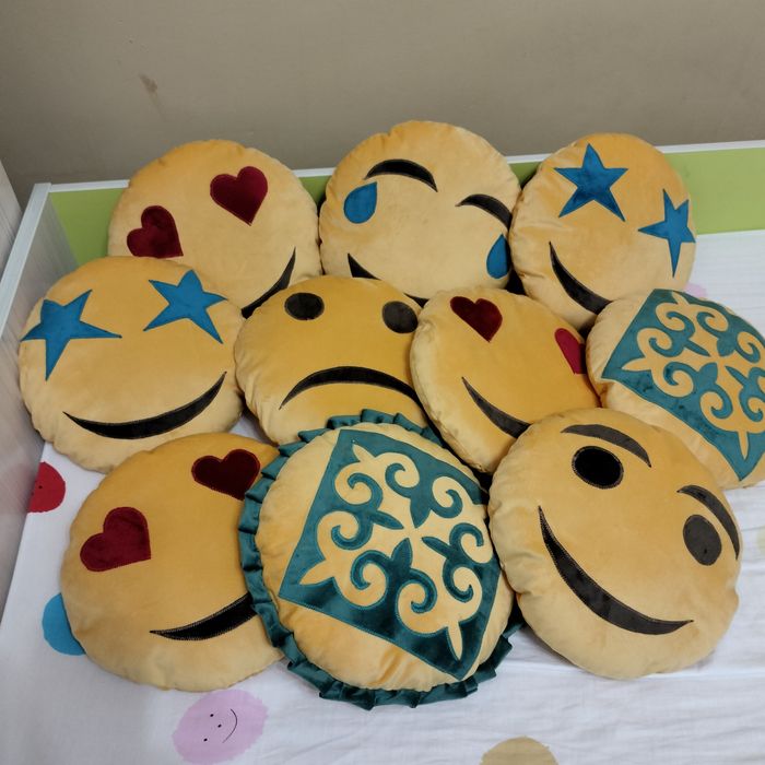 Смайлик және құрақ, оюлы көпшіктер