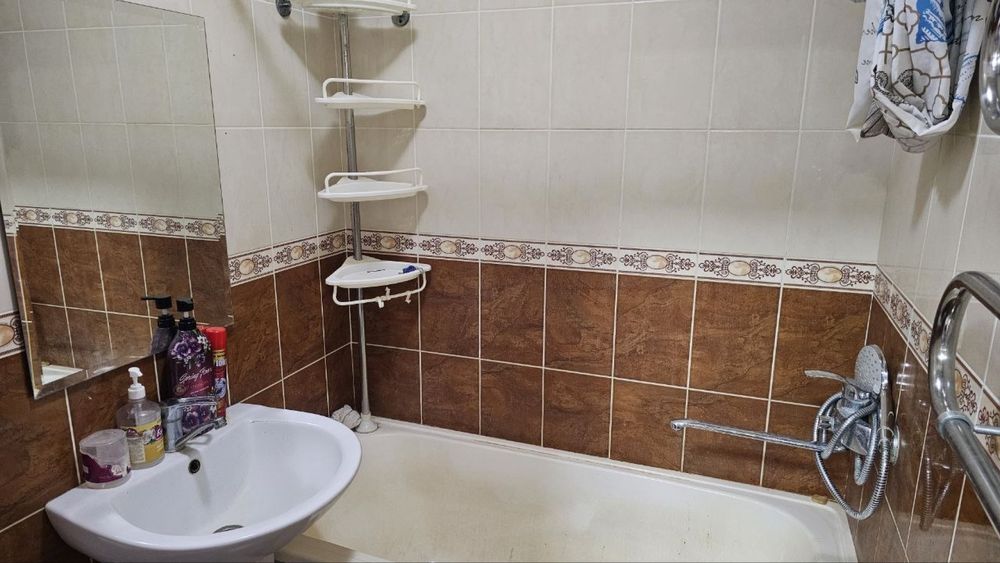 Navoiy shahar markazida 2 xonali tayyor jihozlari bilan uy sotiladi