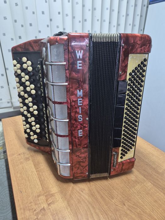 Продаётся баян weltmeister grandina