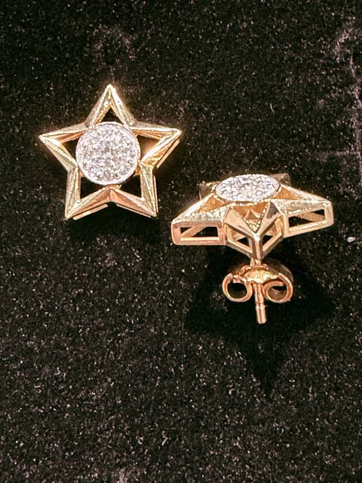 Продам золотые серьги с бриллиантами
