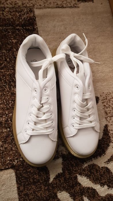 Adidasi marimea 40