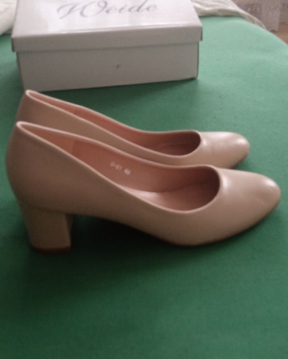 Обувки в бежово със среден ток