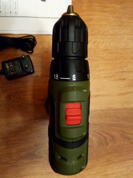 Masina de gaurit cu acumulator 10.8V-1.3 Ah,11400RPM,Mandrina 10mm,Nou