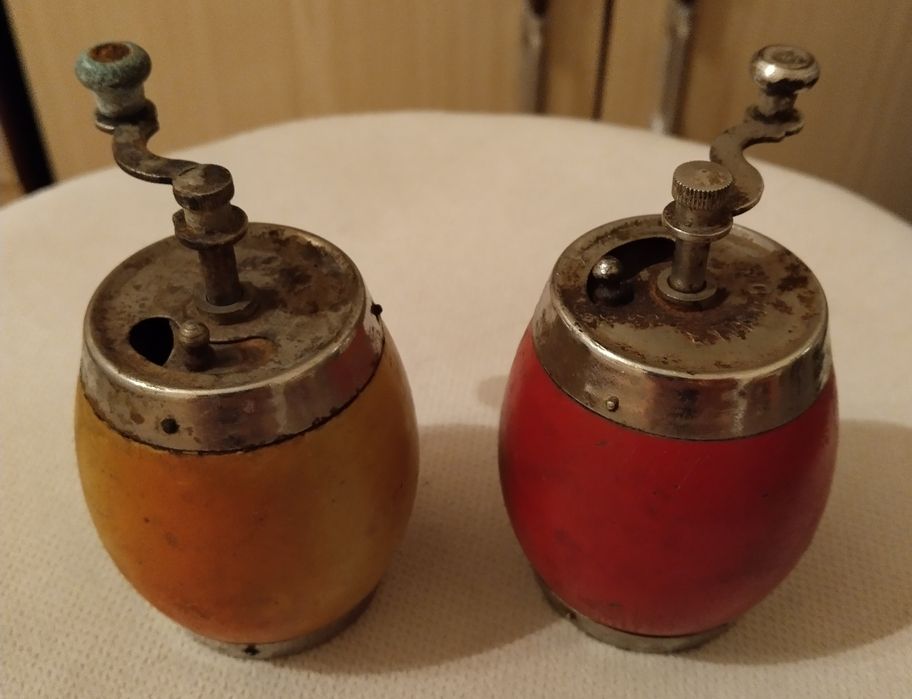 Ретро мелнички и бутилка - цигаретник от соца