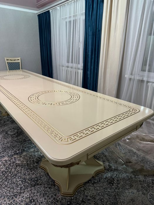 Гостинный стол..