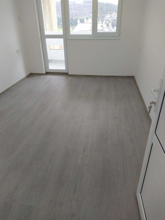 Продава четиристаен отличен в центъра