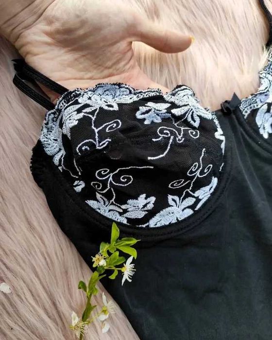 Body negru cu broderie albă – S / M – nou, material elastic