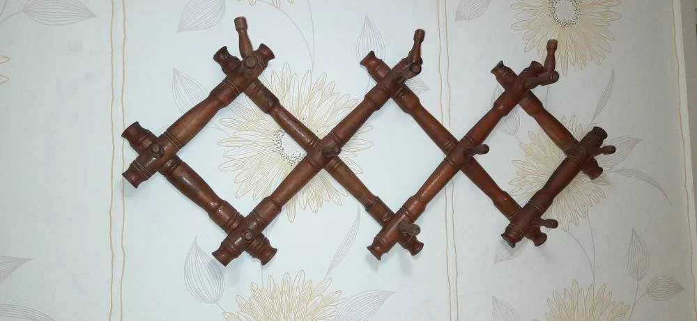 Старинна сгъваема дървена закачалка