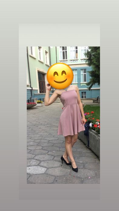 Розова рокля