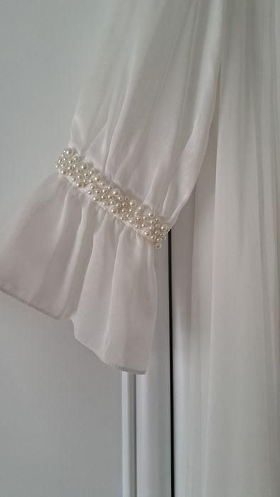 Белая платье с жемчугами.