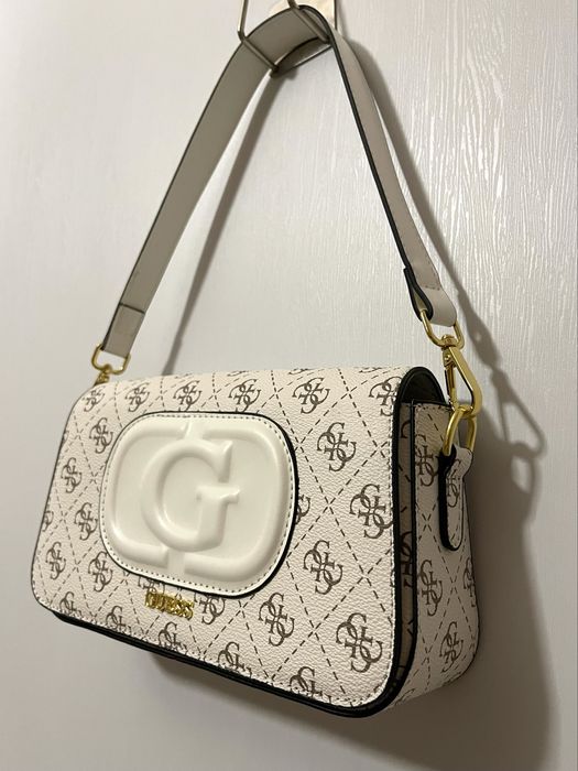 **НОВИ** Чанти Guess в 2 различни цвята с регулируеми дръжки