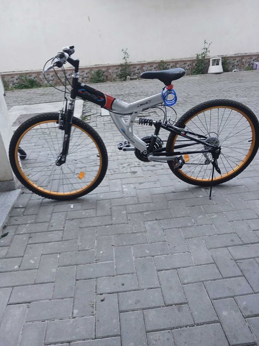 Vind două biciclete pentru copii