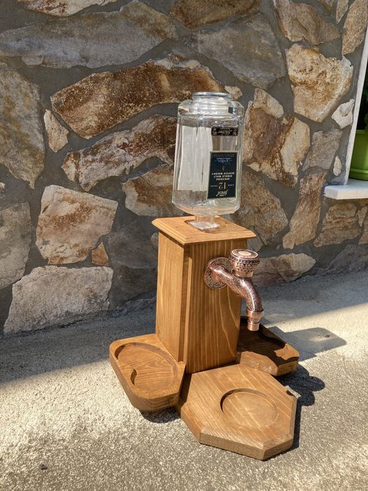 Диспенсър за алкохол с поставка за ядки