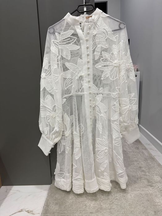 Бяла елегантна рокля