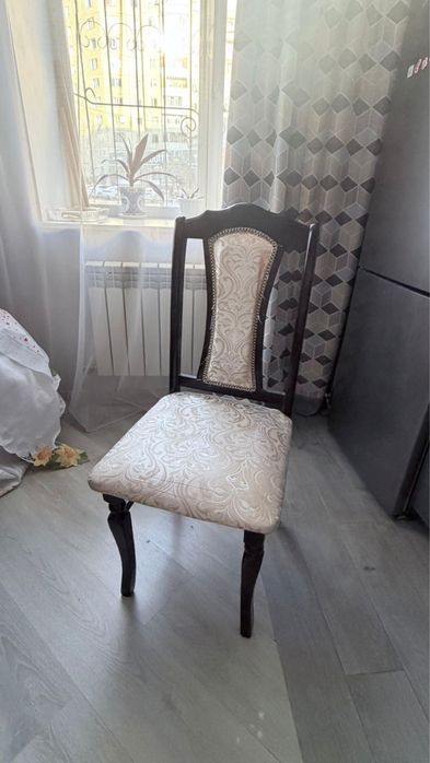 Продается стол и стулья