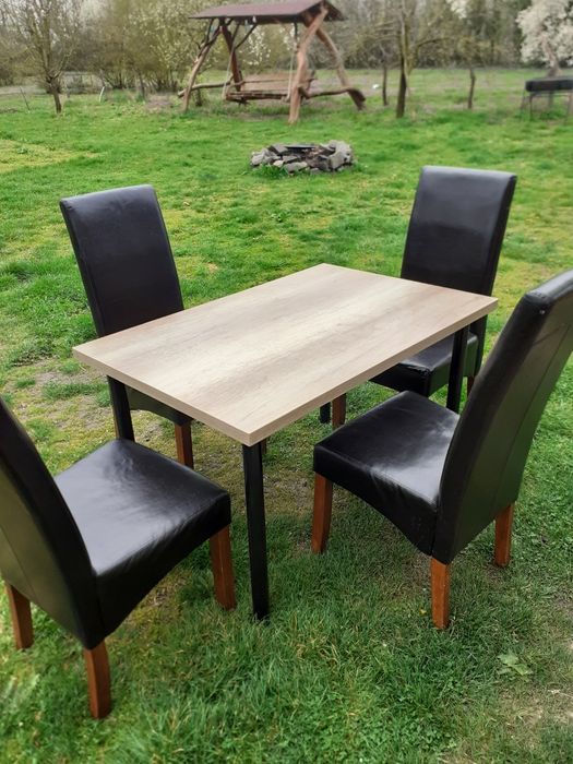 Vând masă și patru scaune stare bună