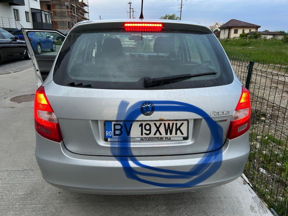Vând Skoda Fabia, an fabricație 2011, echipată cu motor 1.6 TDI diesel, 90 CP, cutie de viteze manuală și normă de poluare Euro 5.