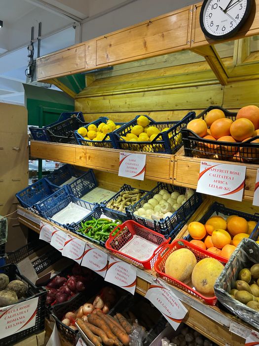 Vând rafturi pentru legume și fructe