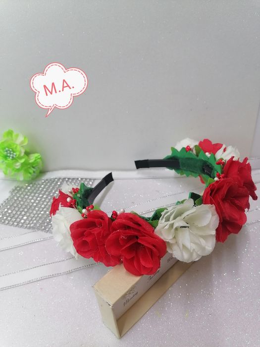 Красиви аксесоари за коса с бяла и червена рози!