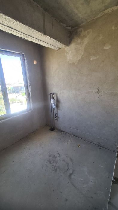 Продаётся 2х комнатная квартира на 5этаже. Кирпичный новый дом 52м².
О