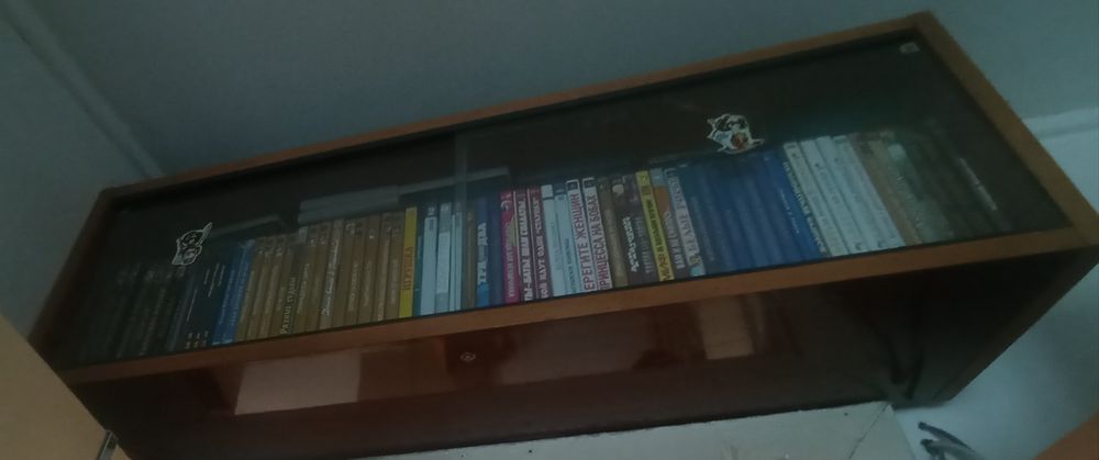 Навесно шкаф для книг