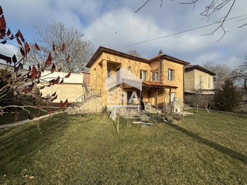 Еднофамилна къща с красиво озеленен двор в с. Веринско, община Ихтиман