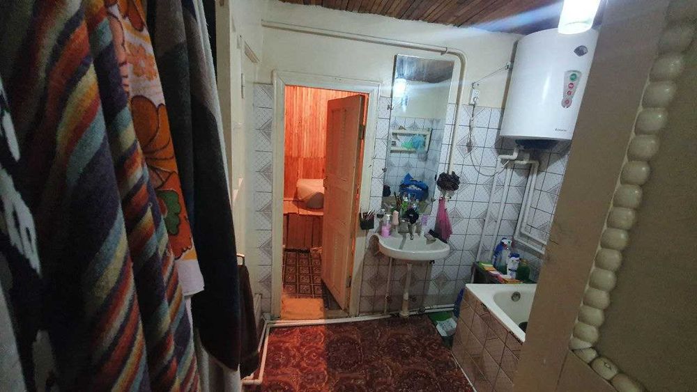 Срочно ховли уй сотилади. 13 хонадан иборат ЦЕНТРДА.