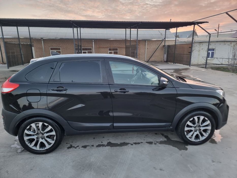 Lada x ray cross tez  va arzon sotiladi