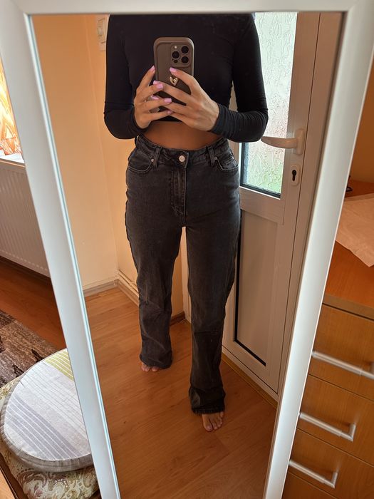 Vand blugi impecabili.