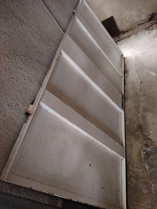 Метална врата и каса