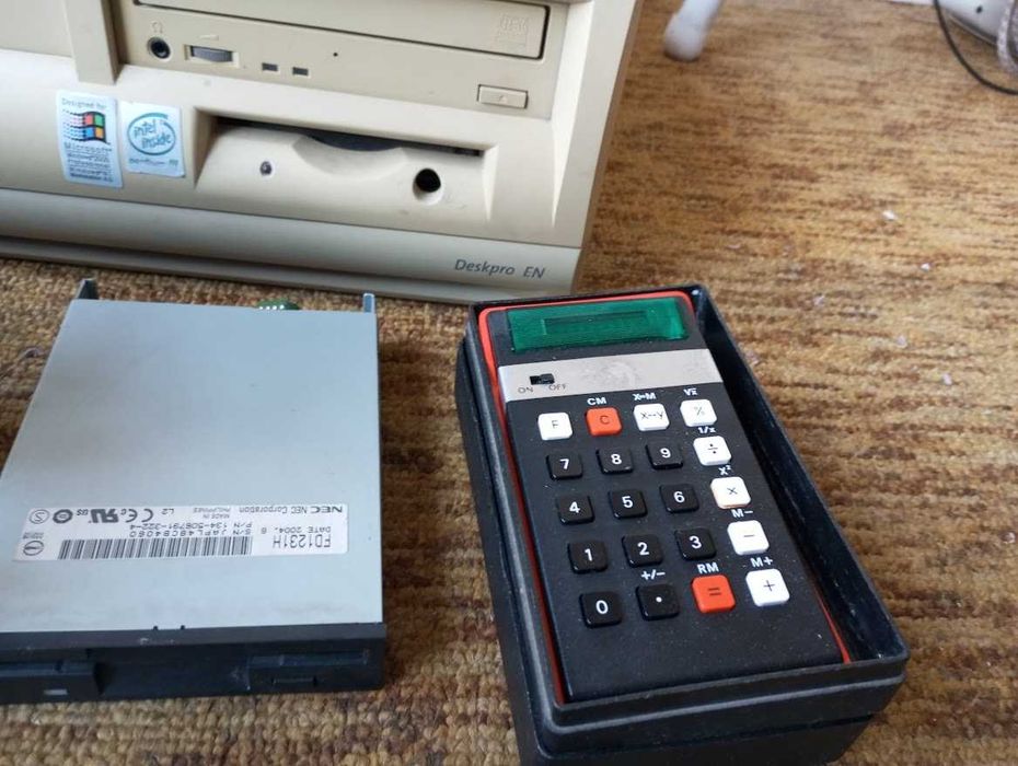 Стар компютър, дискове, дискети, периферия