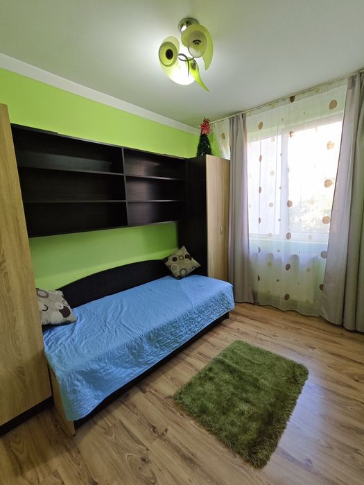 P F Vând apartamente 3 camere decomandat etajul 3 din 4 zonă centrală