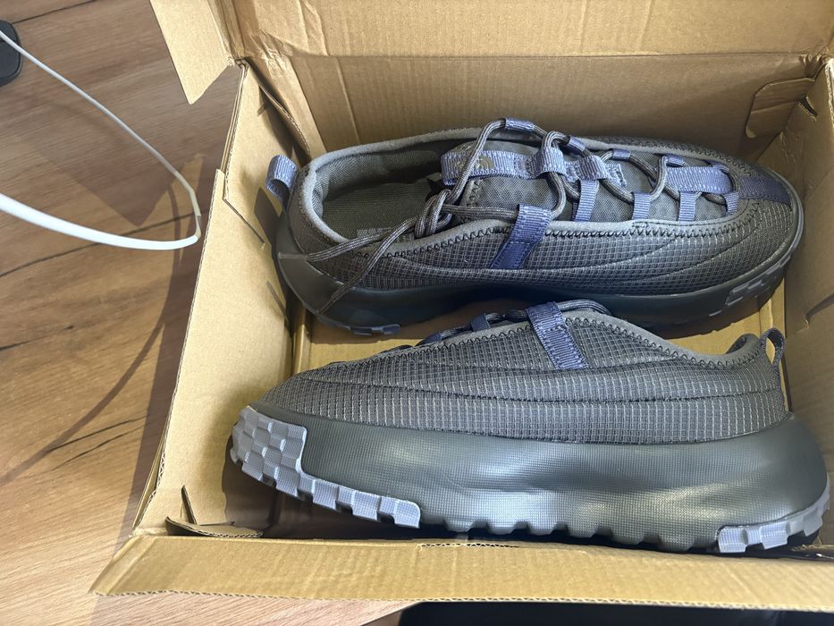 Продам новые кроссовки The North Face