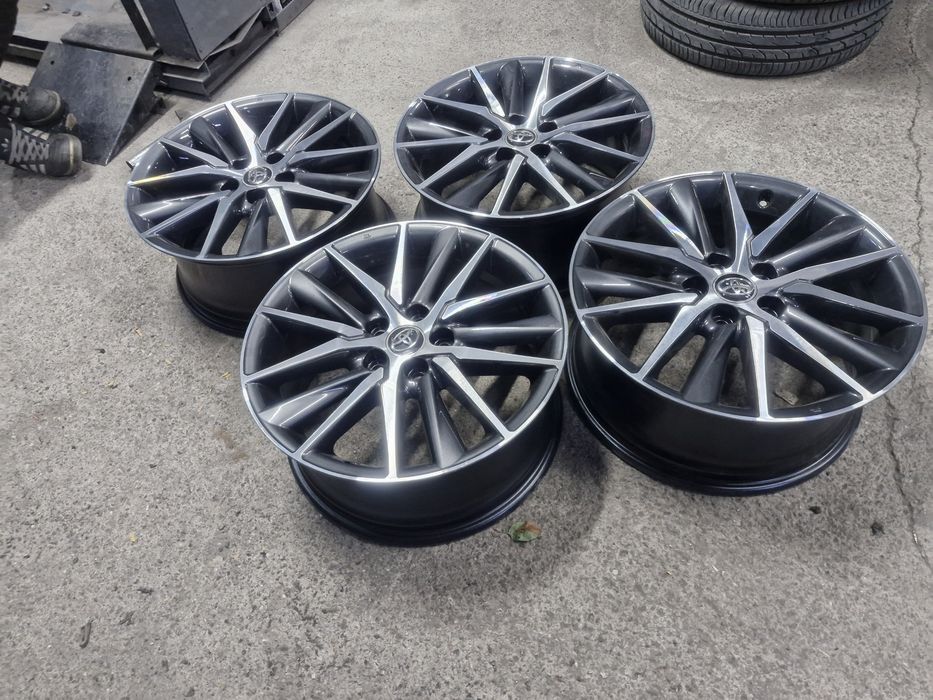 Тойота Камри 75  R18 Оригинал