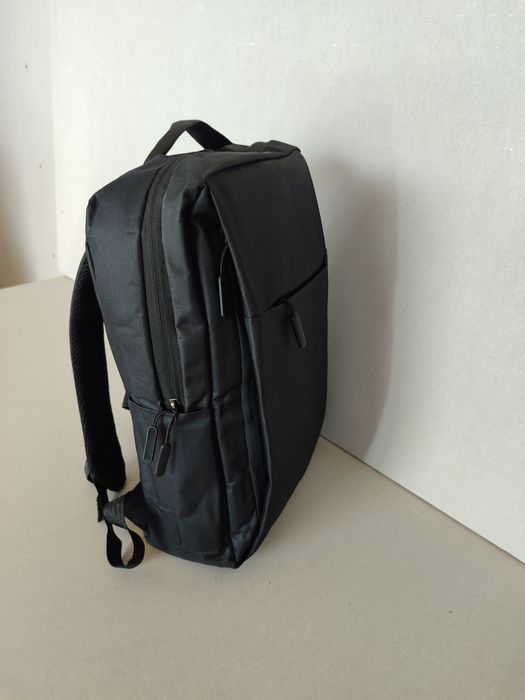 Водоустойчива раница с интегриран USB порт за зареждане