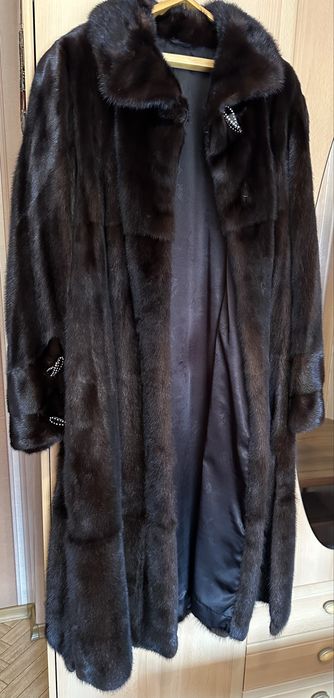 Шуба норковая, длинная.