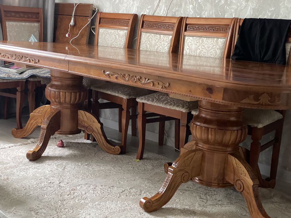 стол со стульями в зал