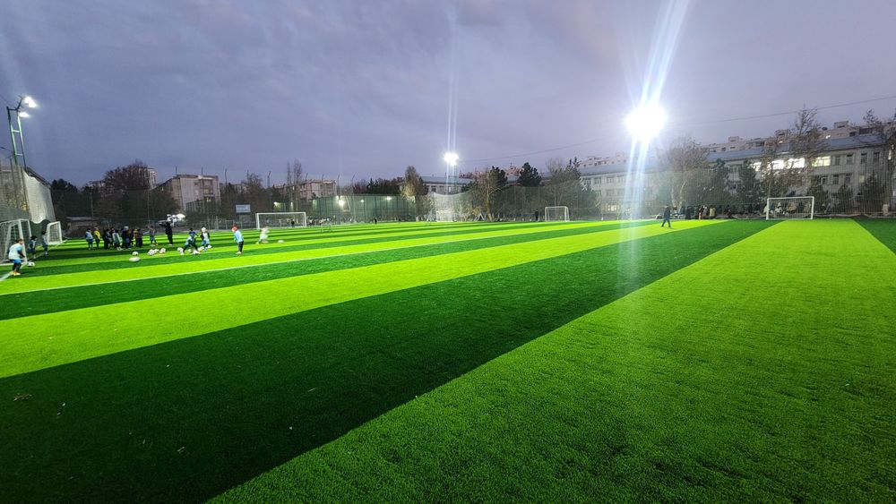 Стадион размер 51х96. Можно разделить на 4 и на 2 части.