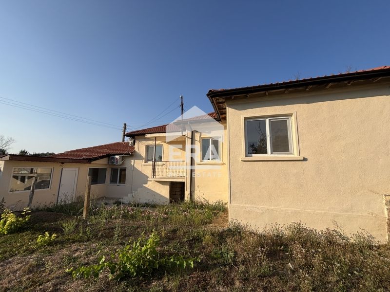 Ексклузивна двуетажна къща за продажба, с голям двор, в с. Ген. Кисело
