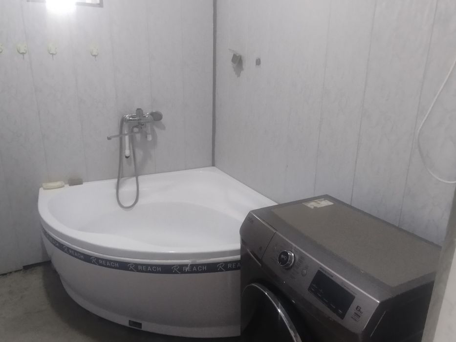 Жомбой марказида хокимият олдида ховли сотилади