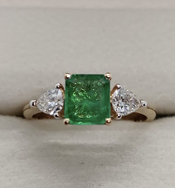 Кольцо с природным изумрудом