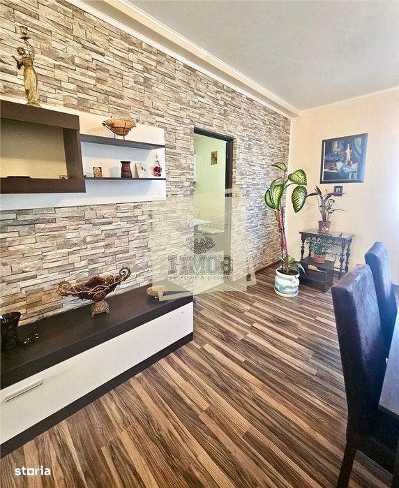 Apartament 3 camere terasa 80 mp si  curte 145 mp zona Calea Cisnadiei