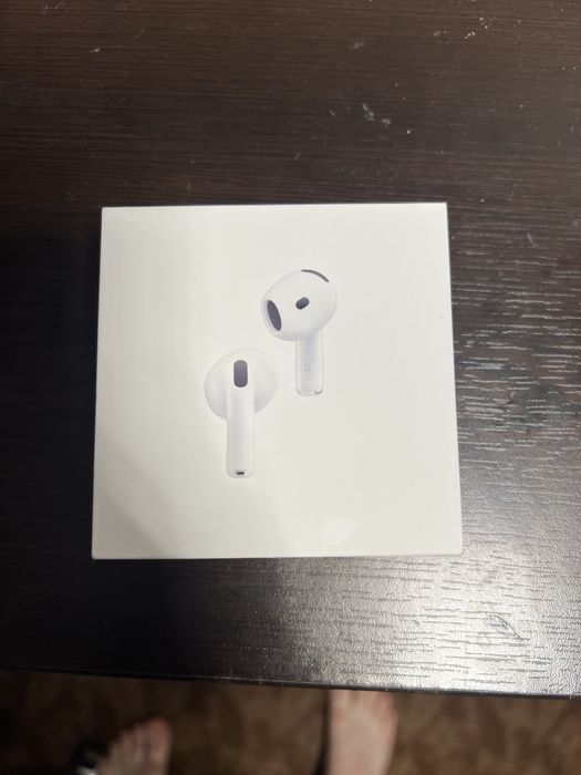 AirPods 4 cu Noise Cancelling
