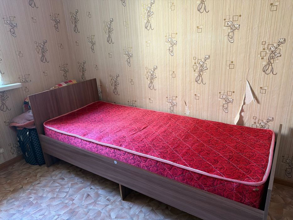 Кровати и стол детский