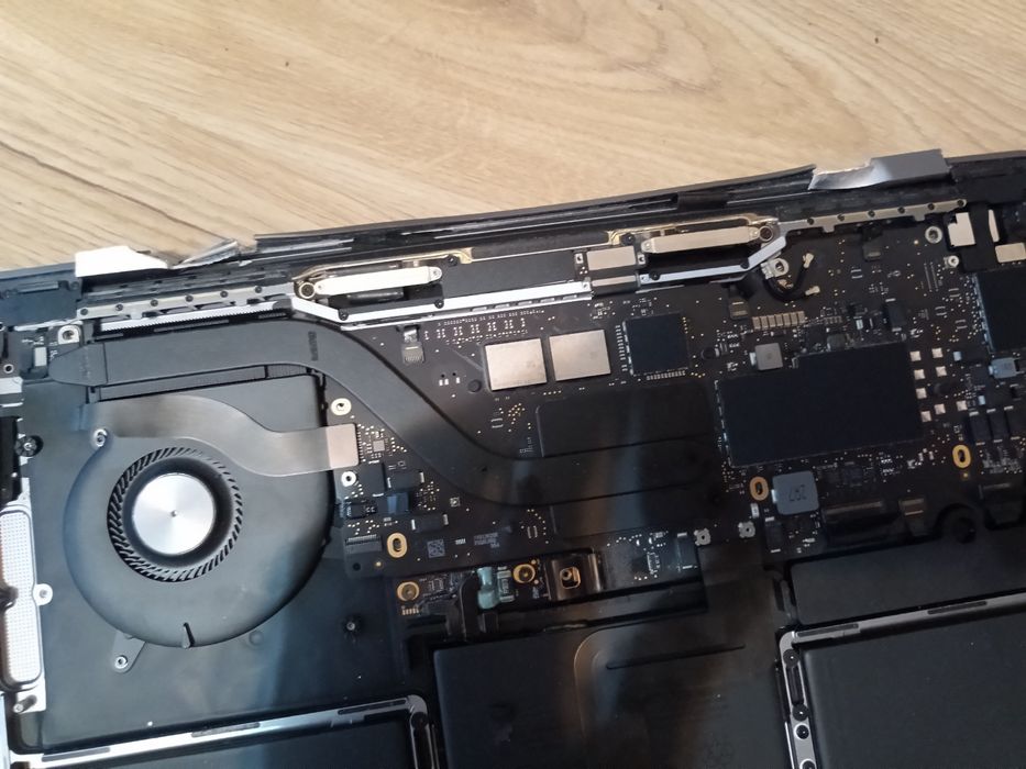2 Macbook M1 pentru piese placa de baza