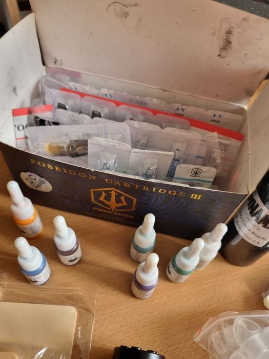 Kit tatuat, masina si accesoriile