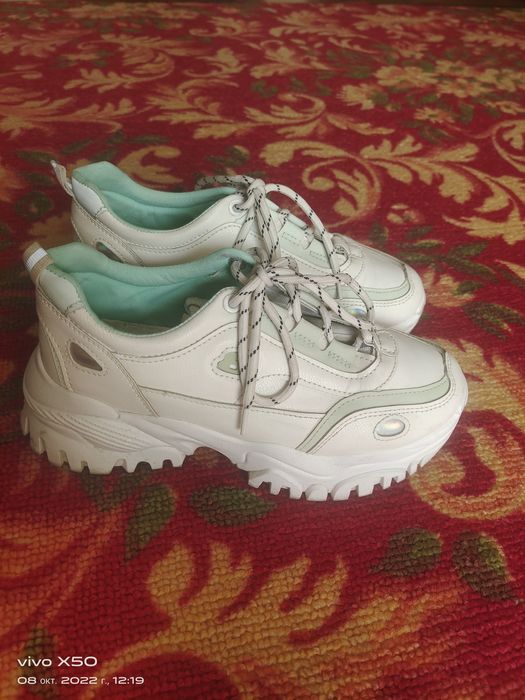 Продам кроссовки женские