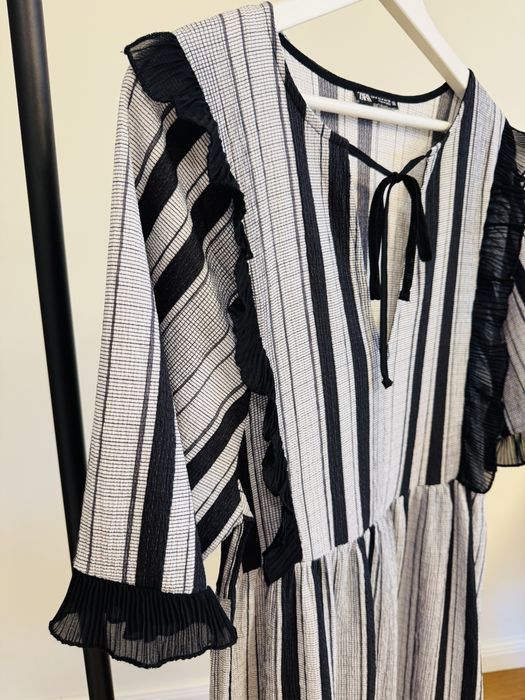 ZARA рокля с волани М размер